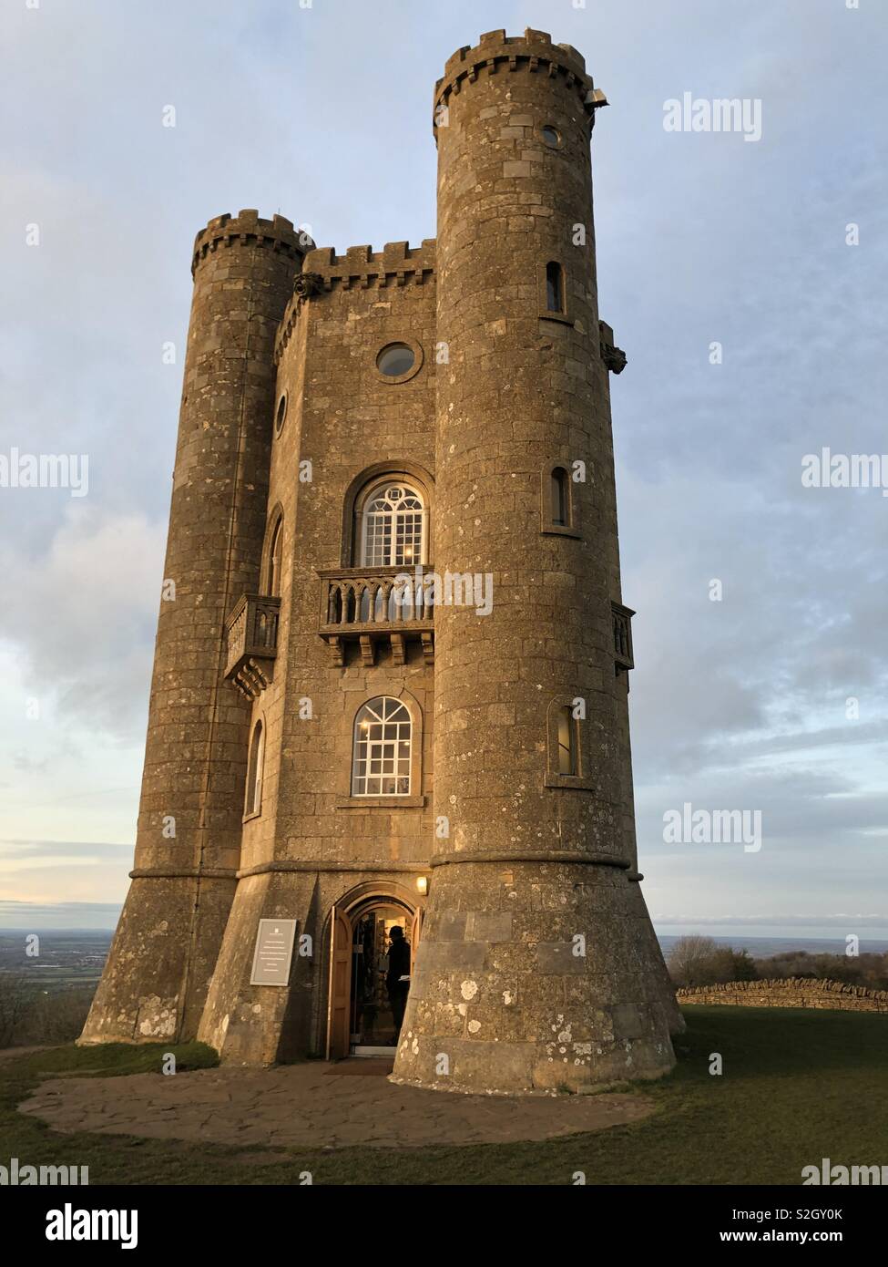 Broadway Tower Hill e follia splendidamente illuminate dall'impostazione del tramonto. Foto Stock