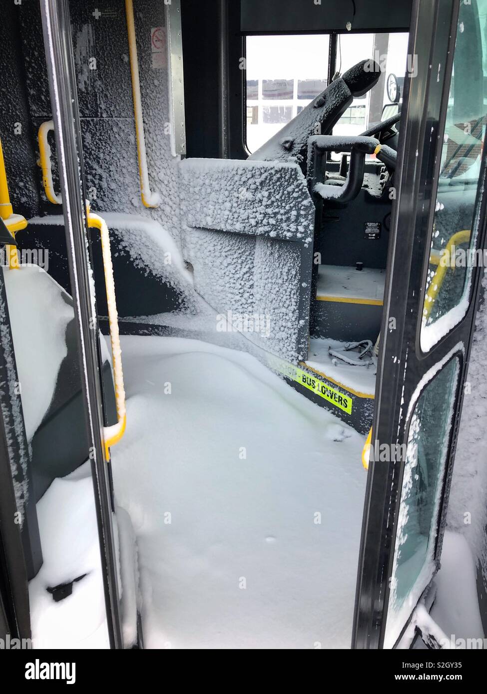 Snow Drift all'interno di un bus Foto Stock