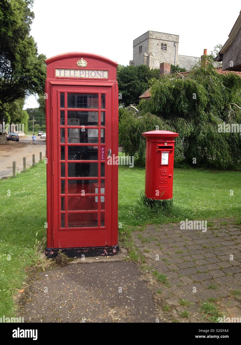 Casella telefono e casella postale nel villaggio di Thornham, Norfolk, Inghilterra. - Immagine stock catturata con smartphone