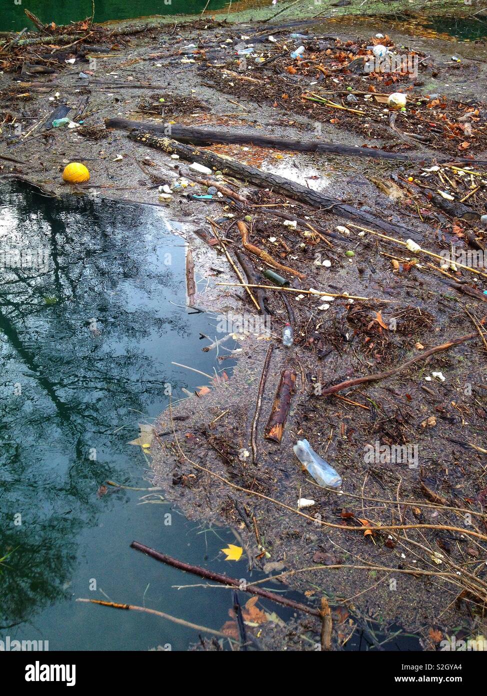 Inquinamento sulle rive di un fiume - Immagine stock catturata con smartphone