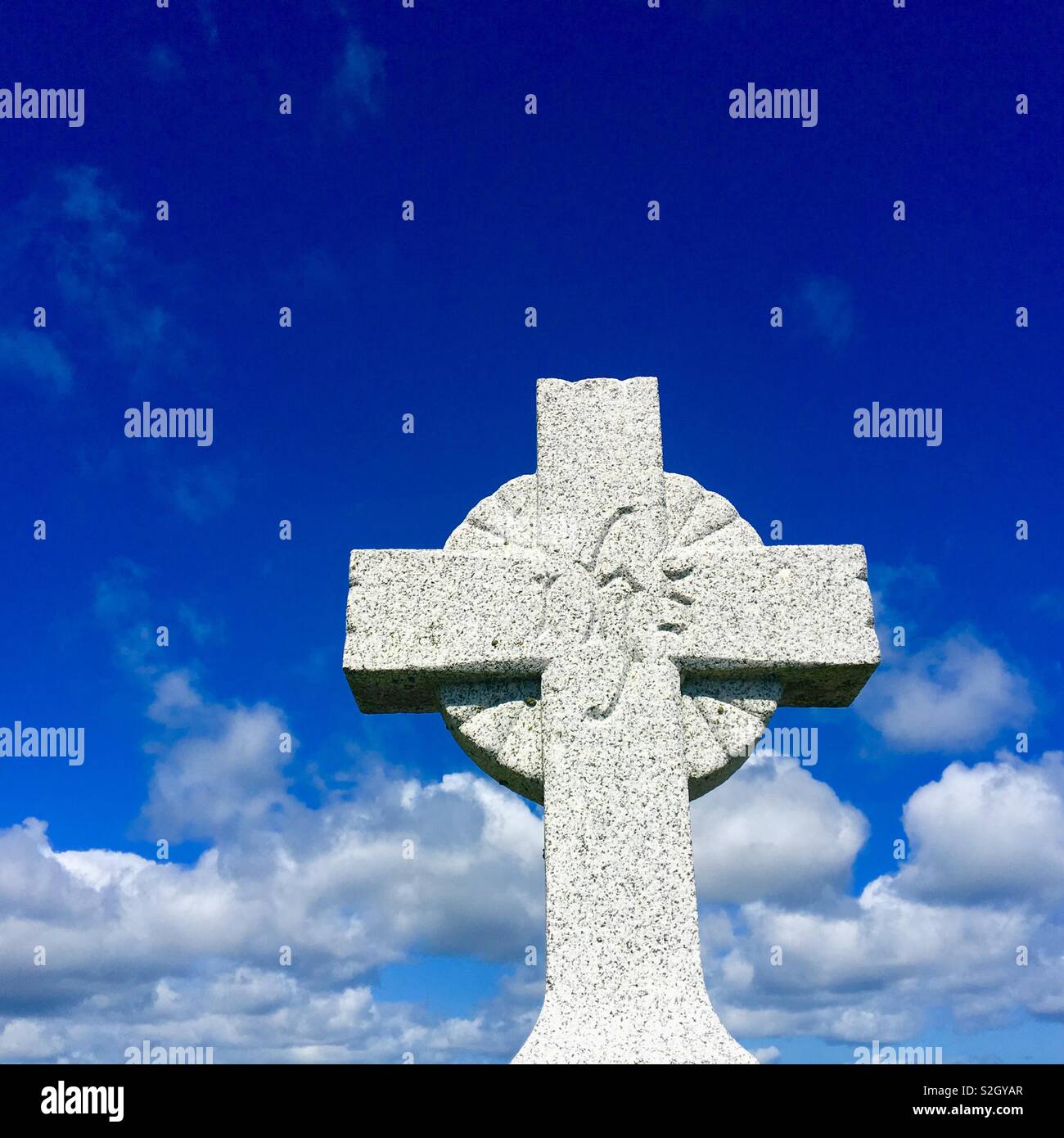 Croce di pietra tombale Foto Stock