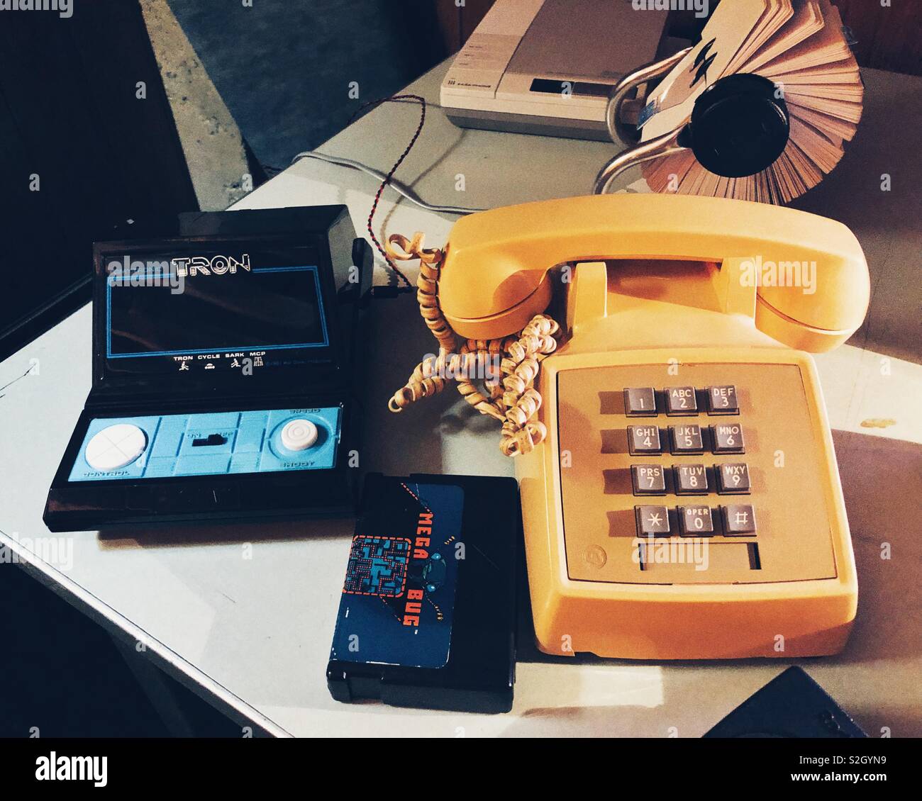 Vintage telefono e Tron gioco su un tavolo Foto Stock
