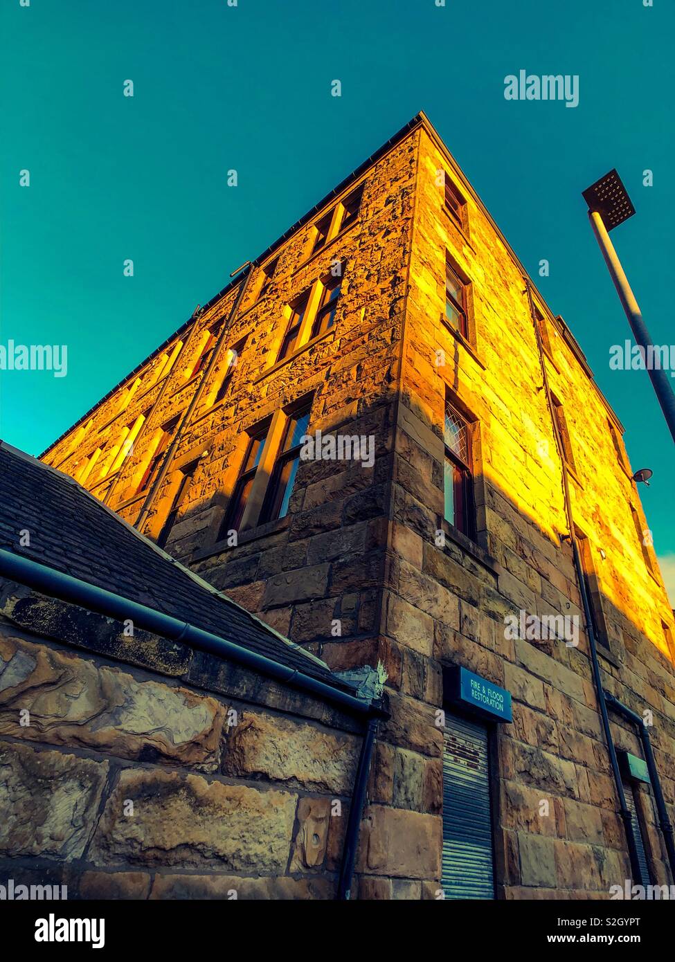 Edificio, metà in presenza di luce solare, per metà in ombra. Glasgow. La Scozia. Regno Unito. - Immagine stock catturata con smartphone