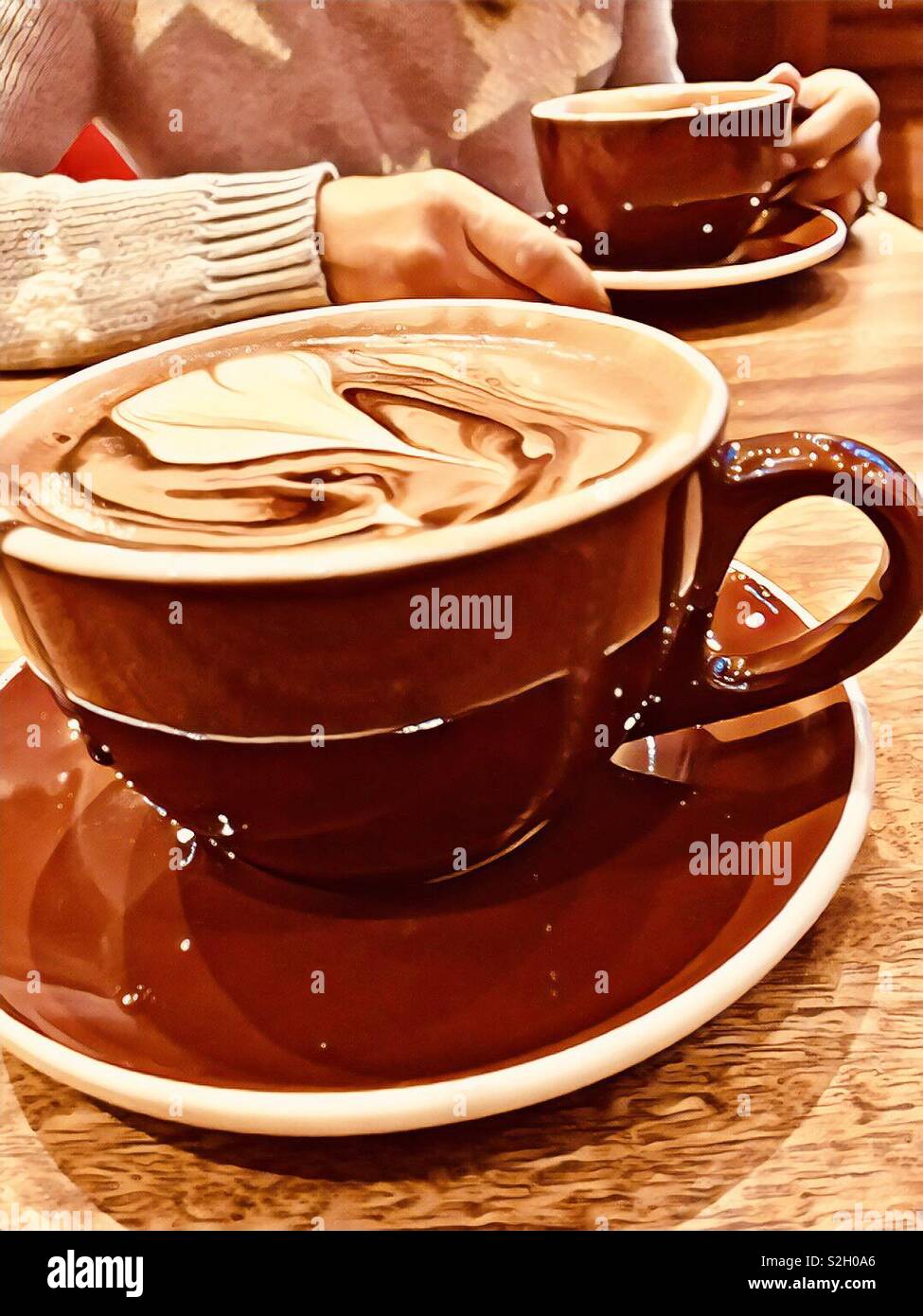 Cioccolata calda con un amico - Immagine stock catturata con smartphone