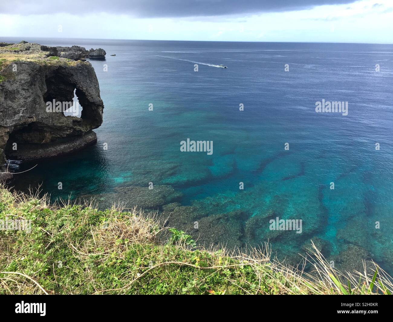 Blu oceano chiaro a Okinawa, Giappone Foto Stock