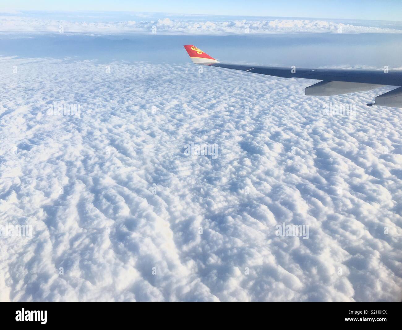 Nuvole sotto un aereo Foto Stock