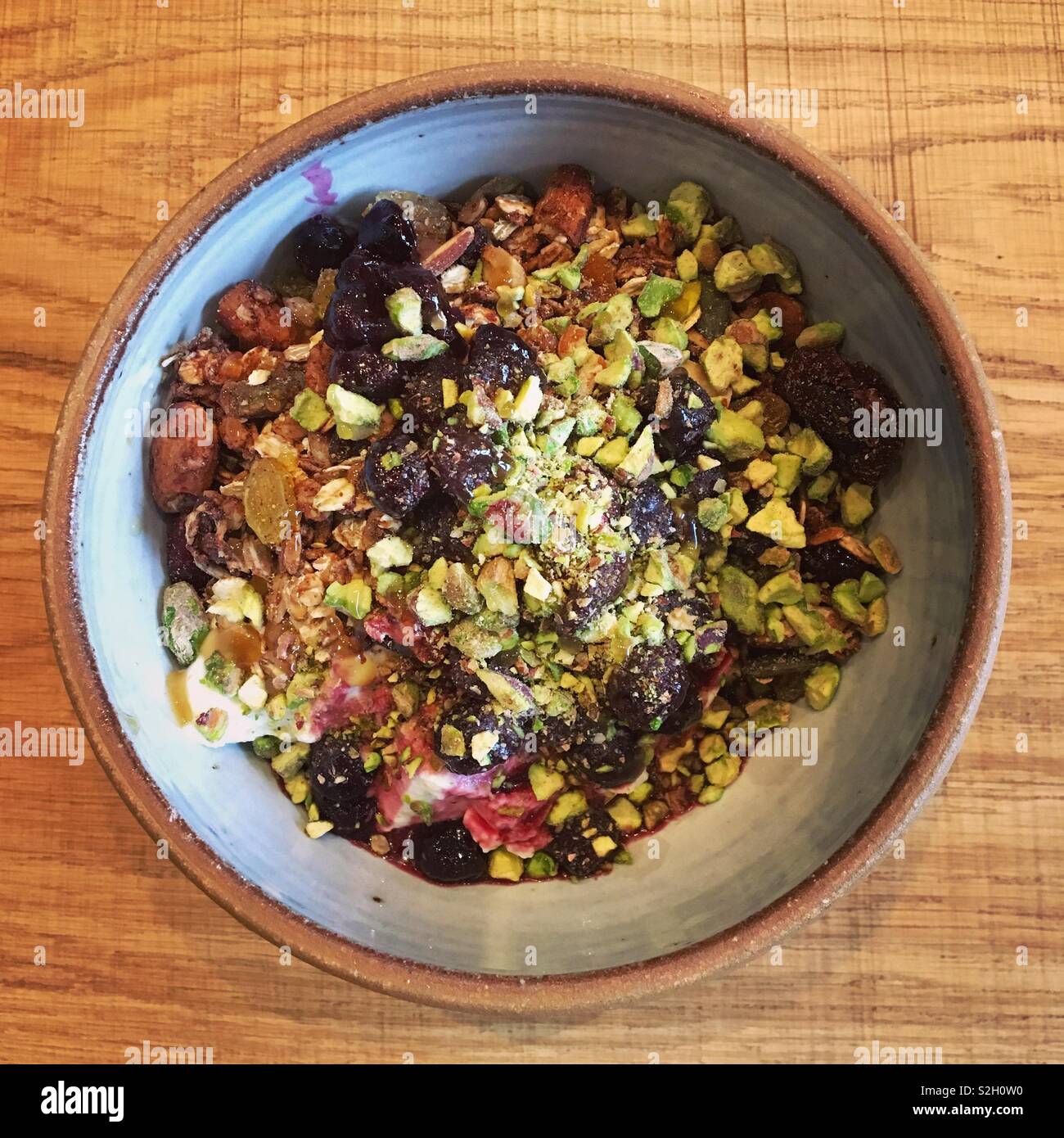 Muesli fatti in casa con frutti di bosco e i dadi - Immagine stock catturata con smartphone