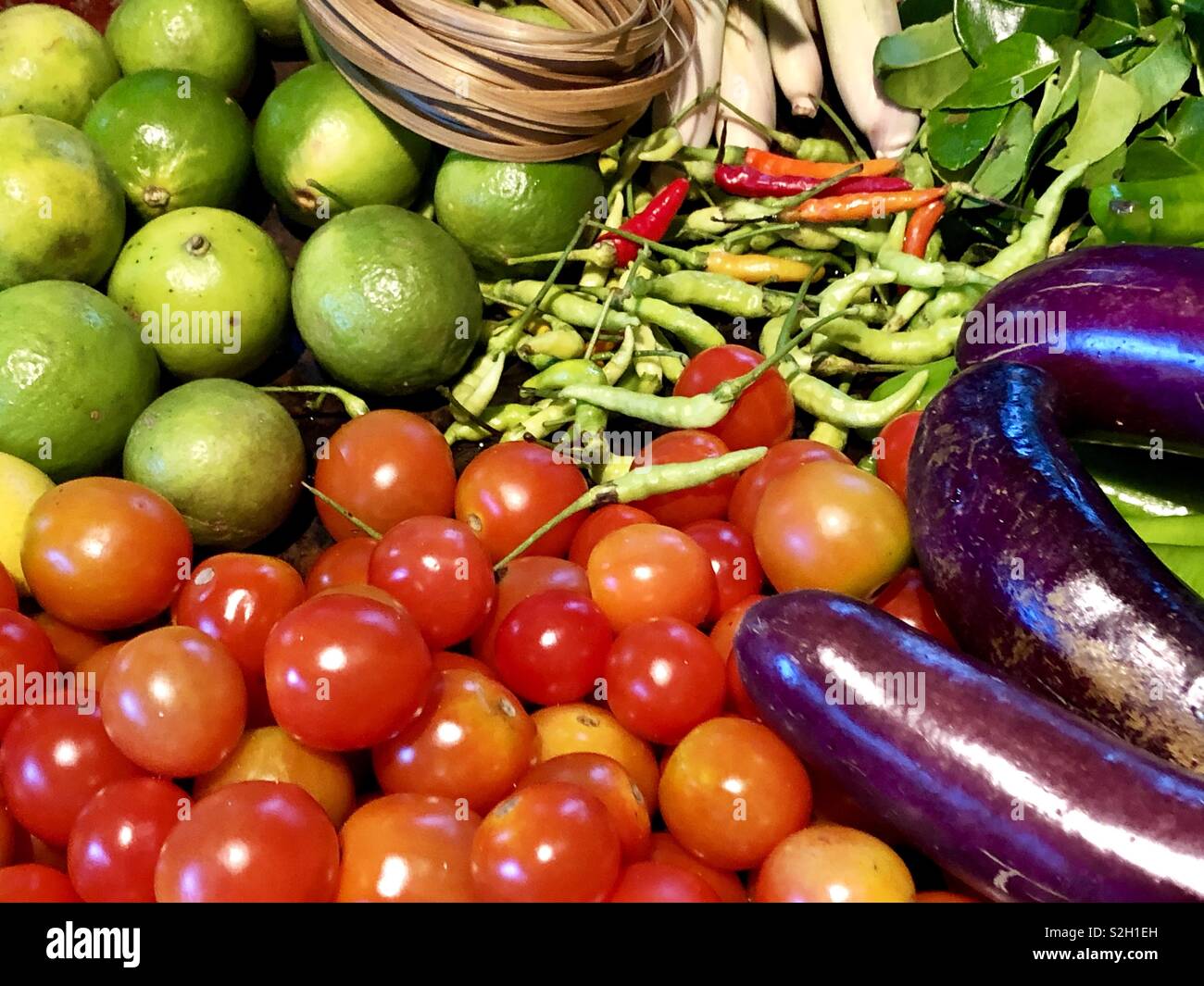 Close up di verdure fresche e chilier - Immagine stock catturata con smartphone