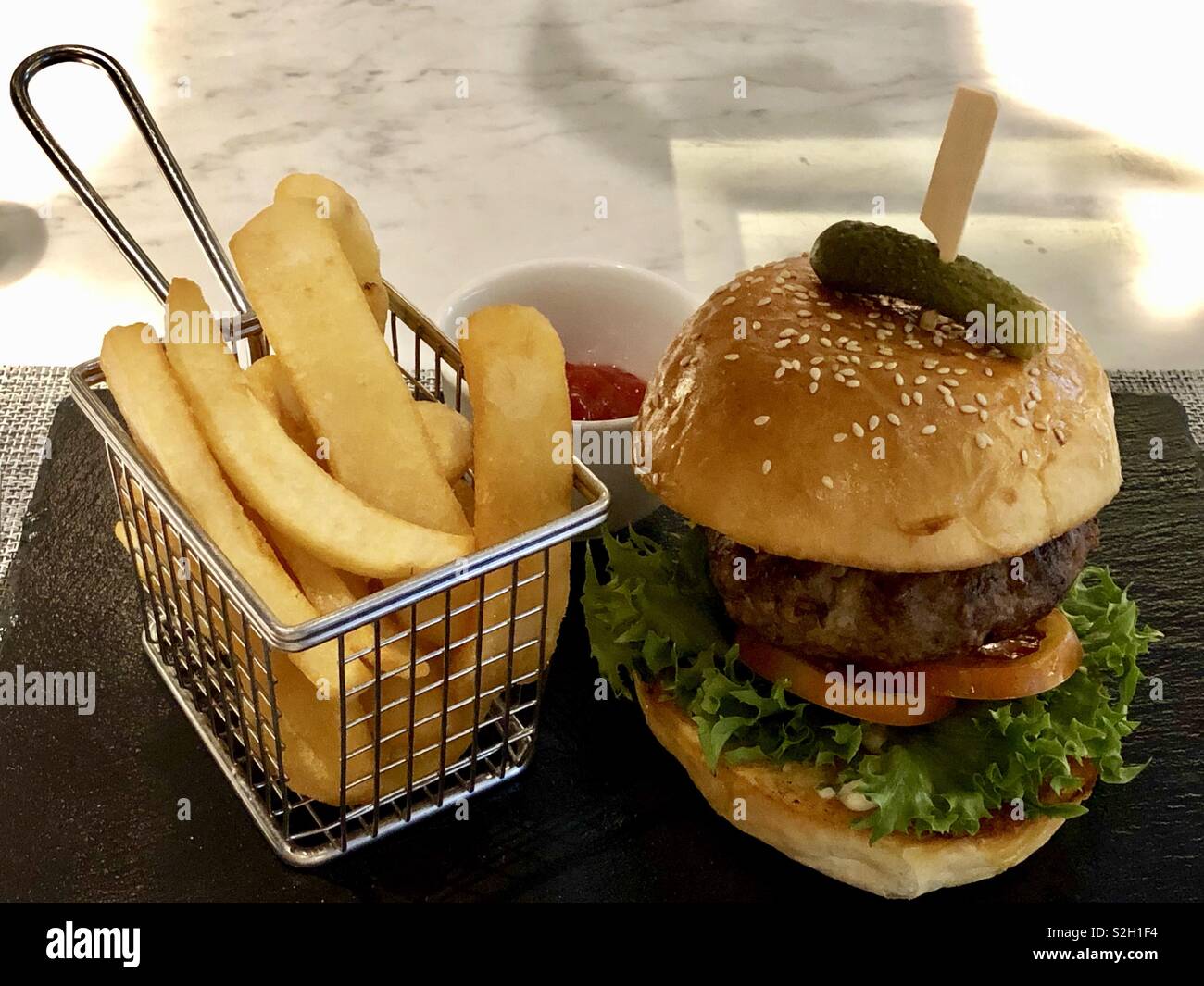 Vicino a hamburger e patatine Foto Stock
