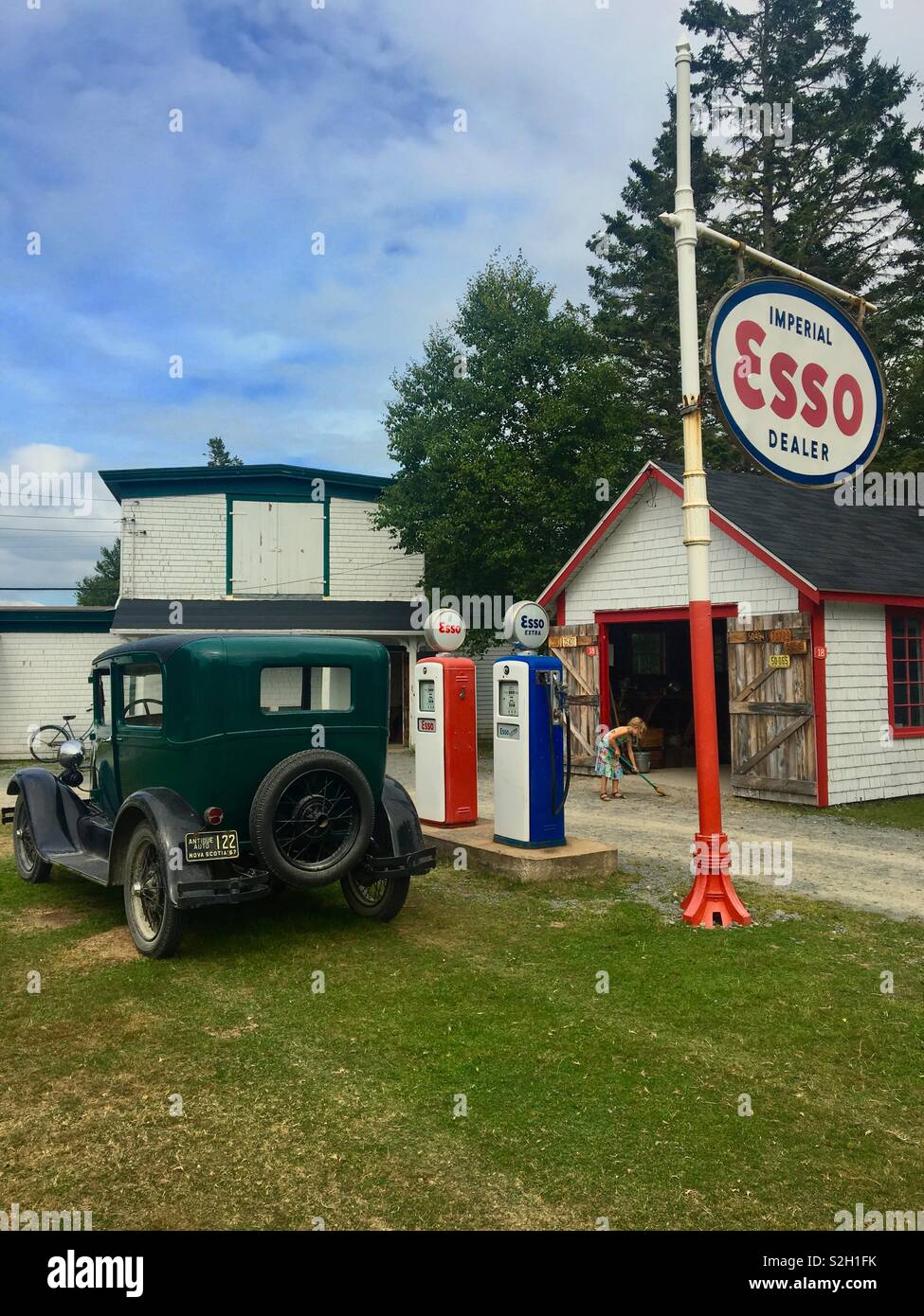 Vintage auto accanto alla vecchia stazione di benzina in Memory Lane Lago Charlotte Nova Scotia Canada Foto Stock