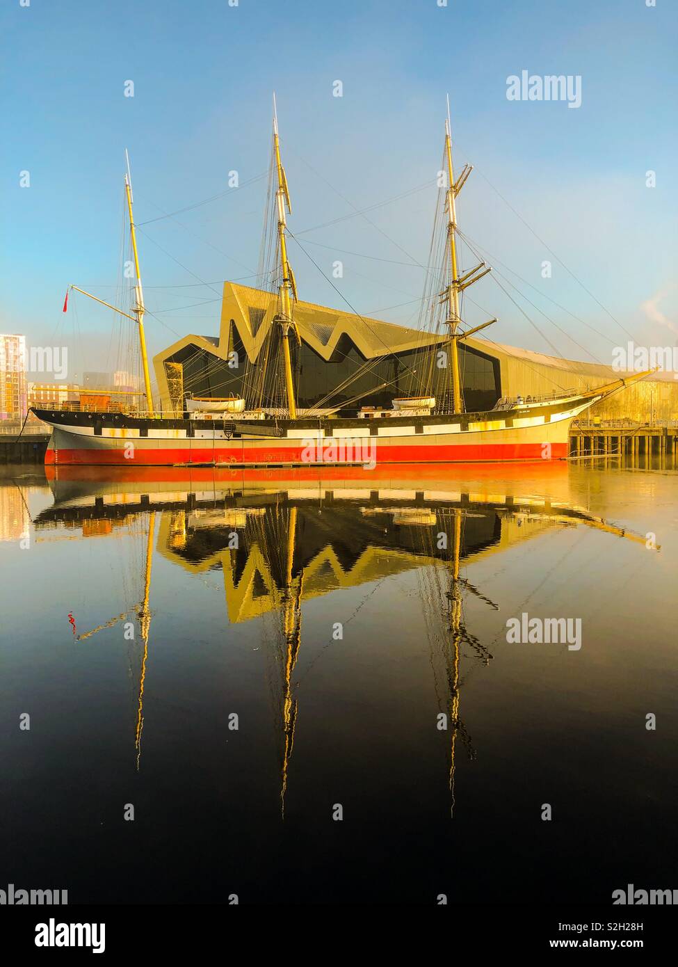 Il Glenlee, Glasgow's Tall Ship. Vista dal lato Govan del fiume Clyde. La Scozia. Regno Unito. - Immagine stock catturata con smartphone