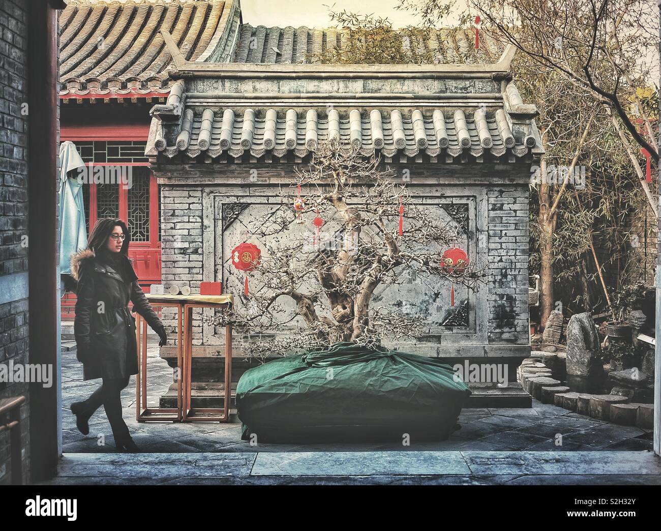 Una donna che cammina in Hutong di Pechino, Cina Foto Stock