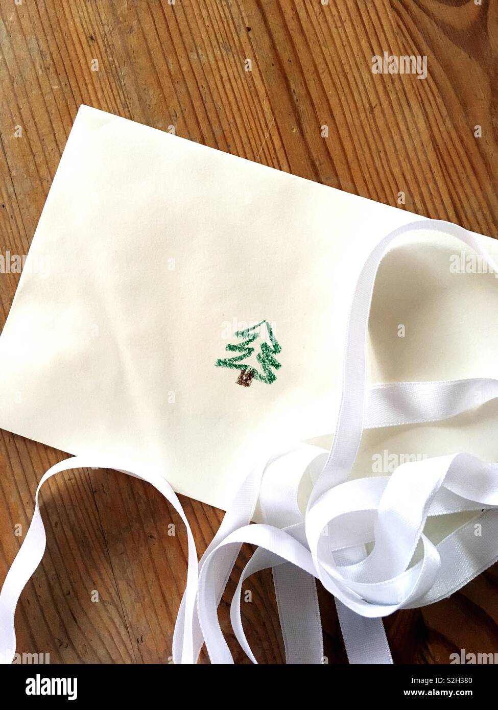 Albero di Natale disegno su una busta di carta con pizzo bianco Foto Stock