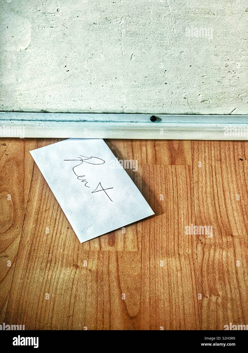 Affitto controllare fatto scivolare sotto la porta per il locatore Foto Stock