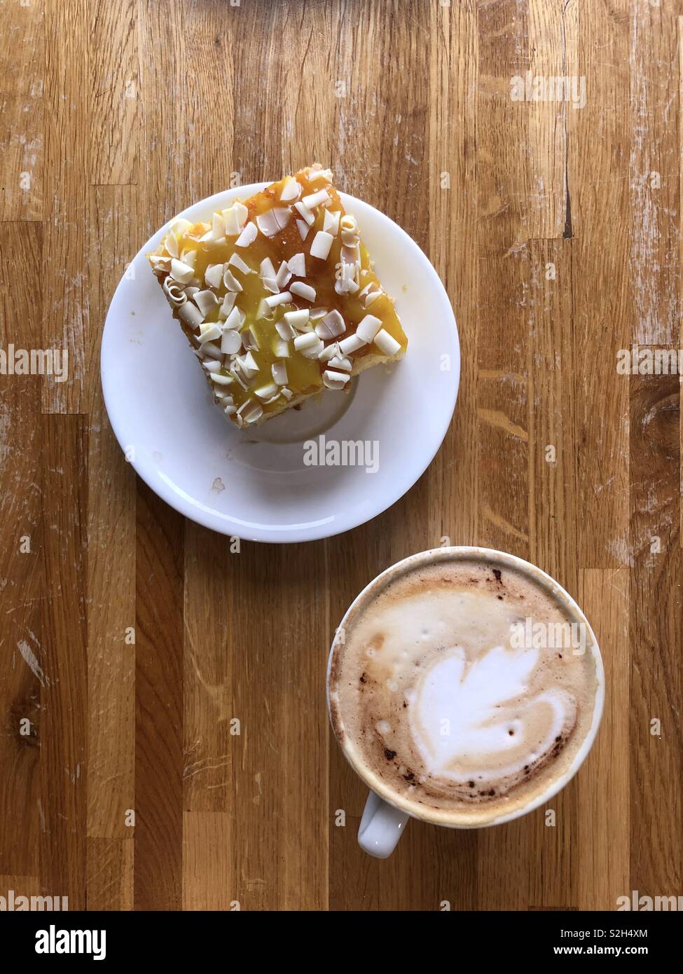 Il Cappuccino e torta al limone Foto Stock