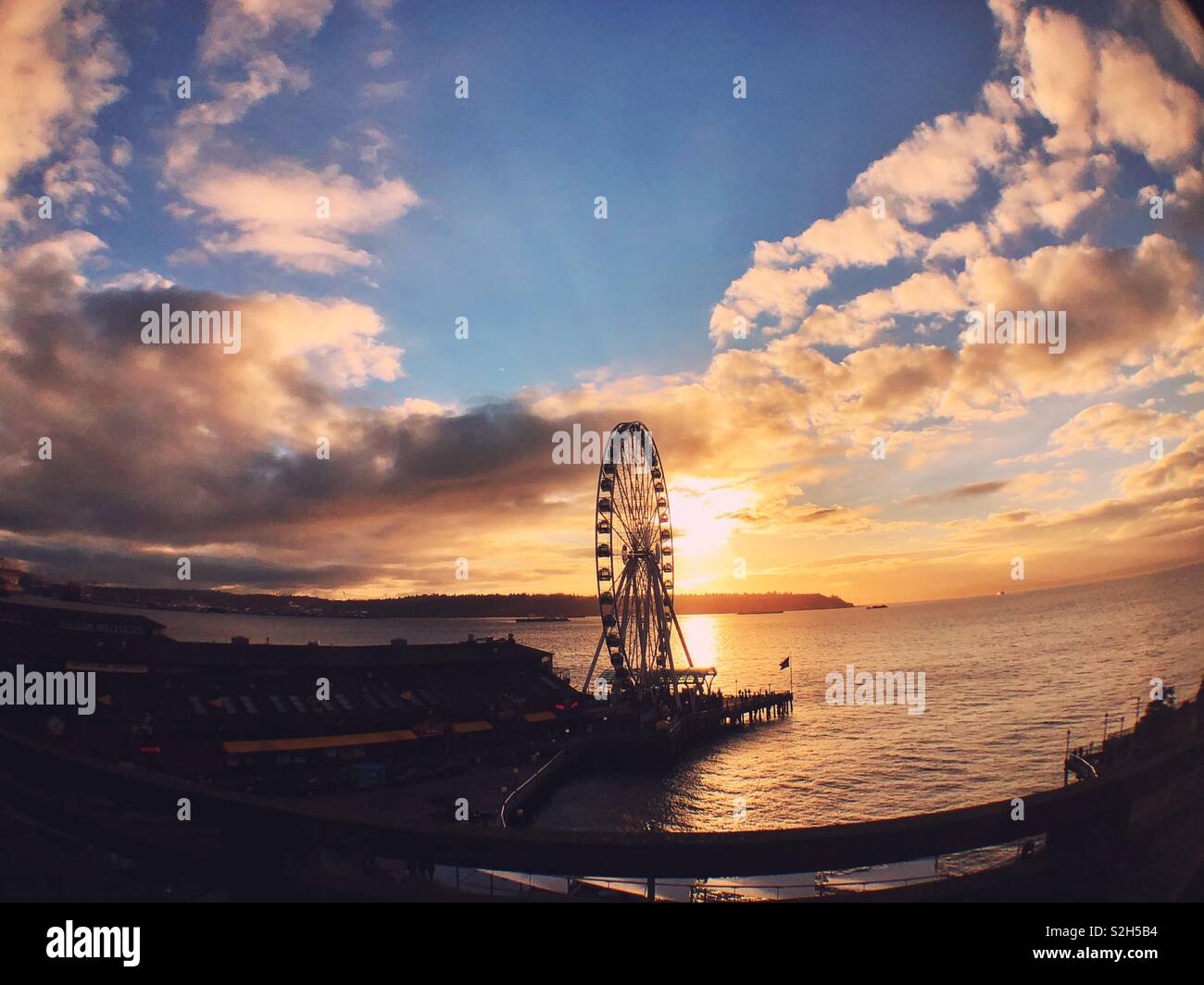 La grande ruota di Seattle al tramonto Foto Stock