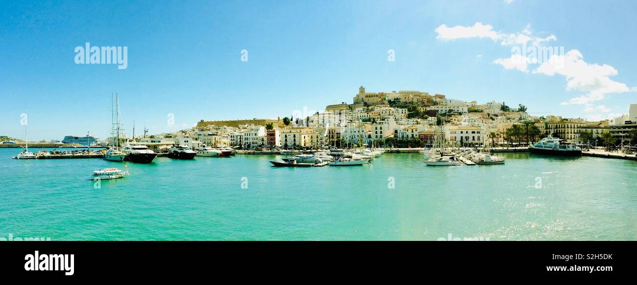 Vista di Dalt Vila ( Città Vecchia), Ibiza dal porto Foto Stock