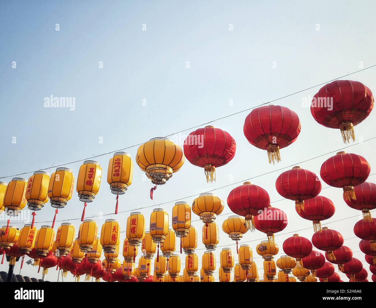 Le lanterne cinesi contro il cielo. Capodanno vicino a. Festa della Primavera. 2019. Foto Stock