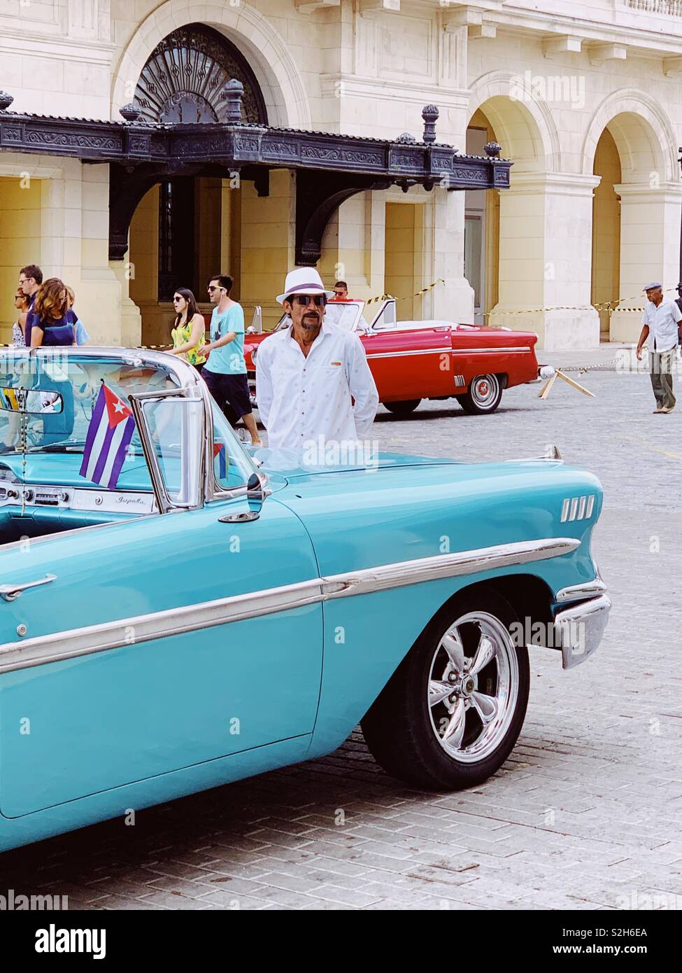 Driver e il blu degli anni cinquanta auto per le strade della vecchia Havana Cuba. Gennaio 2018 Foto Stock