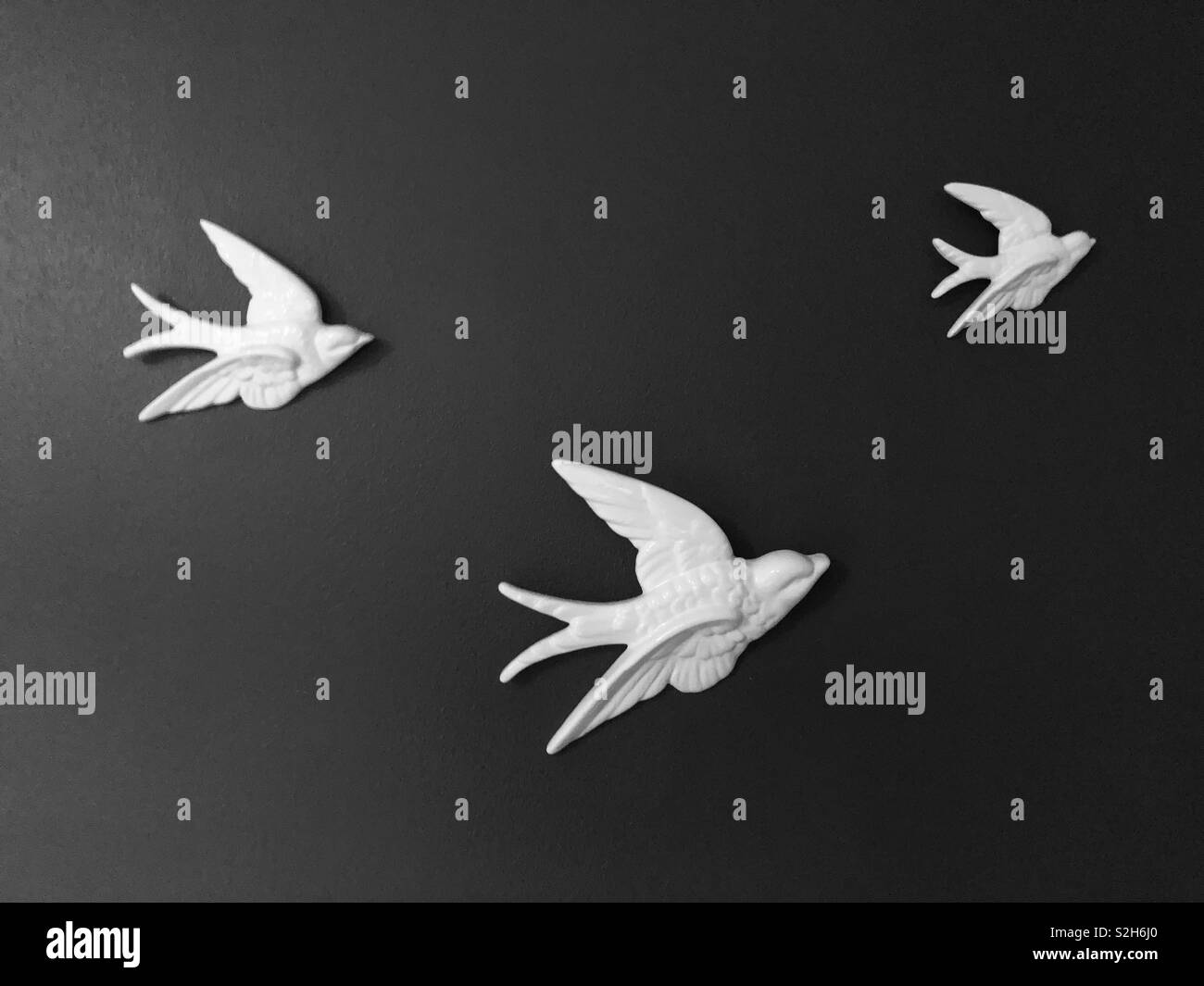 Flying swallow ornamenti in ceramica Foto Stock