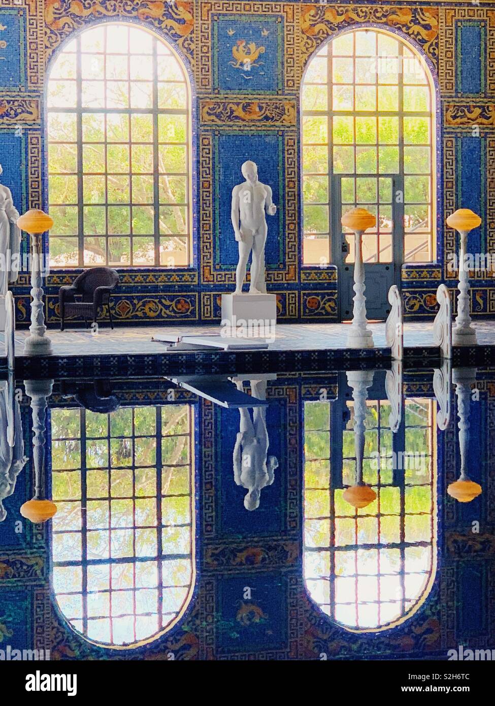 La piscina romana all'interno presso il Castello di Hearst in California negli Stati Uniti. Foto Stock