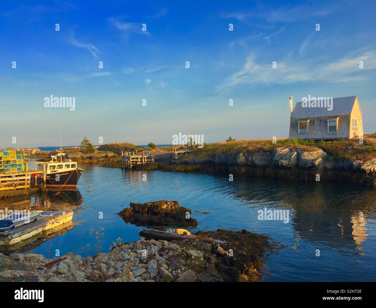 Barche, versato in rocce blu Nova Scotia Canada al tramonto Foto Stock