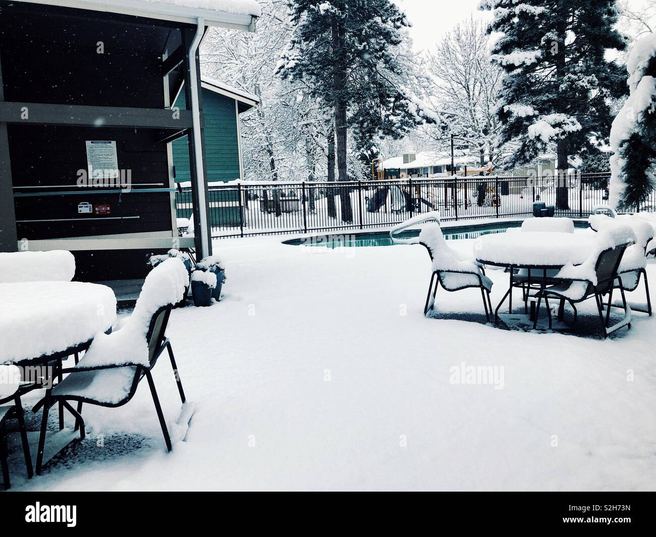 A bordo piscina sotto il manto di neve Foto Stock