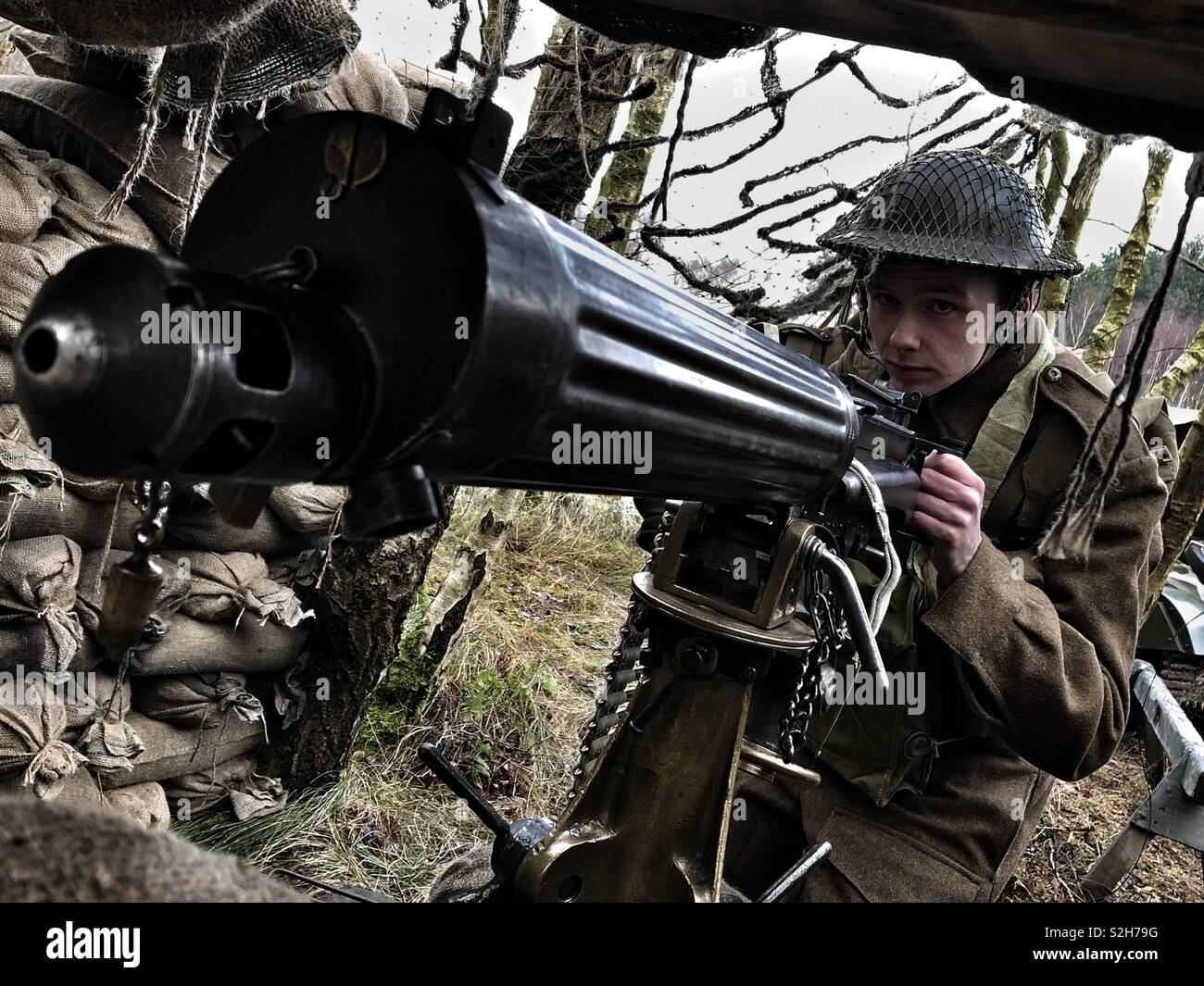 Giovane britannico Tommy soldato Vickers machine gun Foto Stock