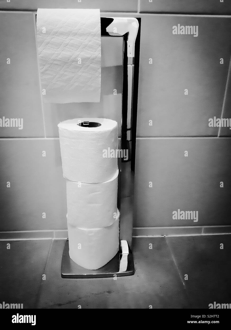 Rotolo di carta igienica di stand con una di scorta rotoli di carta igienica Foto Stock