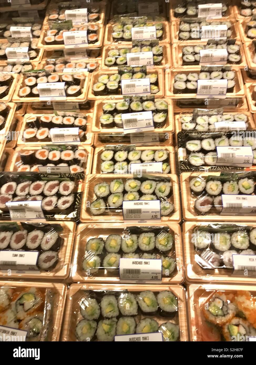 Sushi di esposizione di alimenti in un supermercato Foto Stock