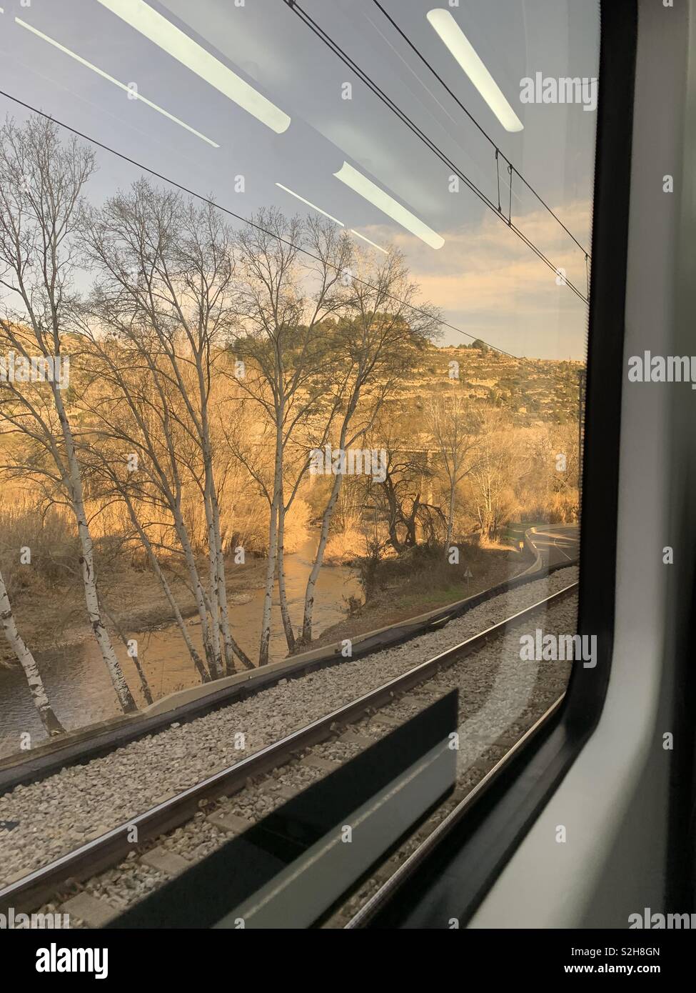 La contemplazione del paesaggio invernale attraverso il finestrino del treno Foto Stock