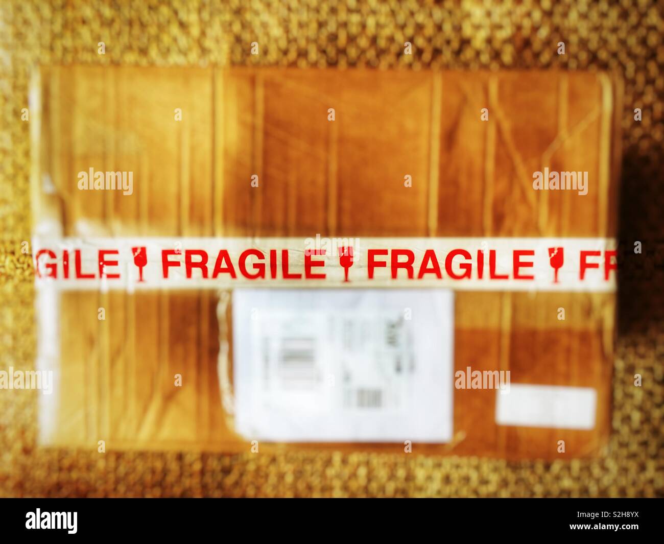 Pacchetto fragile - Immagine stock catturata con smartphone