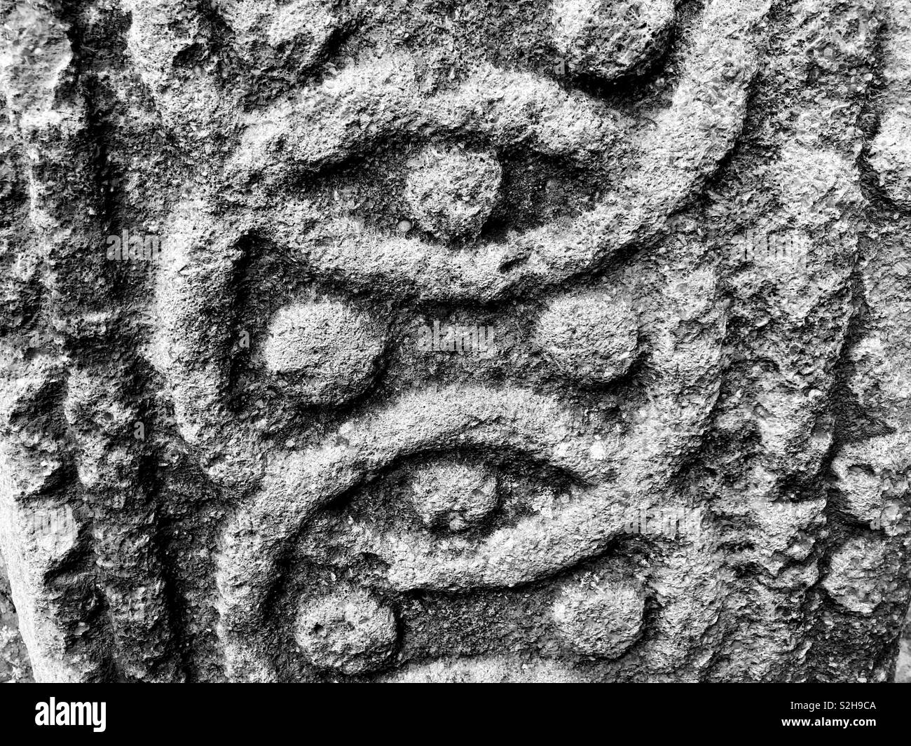 Antico Sassone e design pattern astratti di circoli di incastro e puntini in rilievo dal Costwolds. - Immagine stock catturata con smartphone