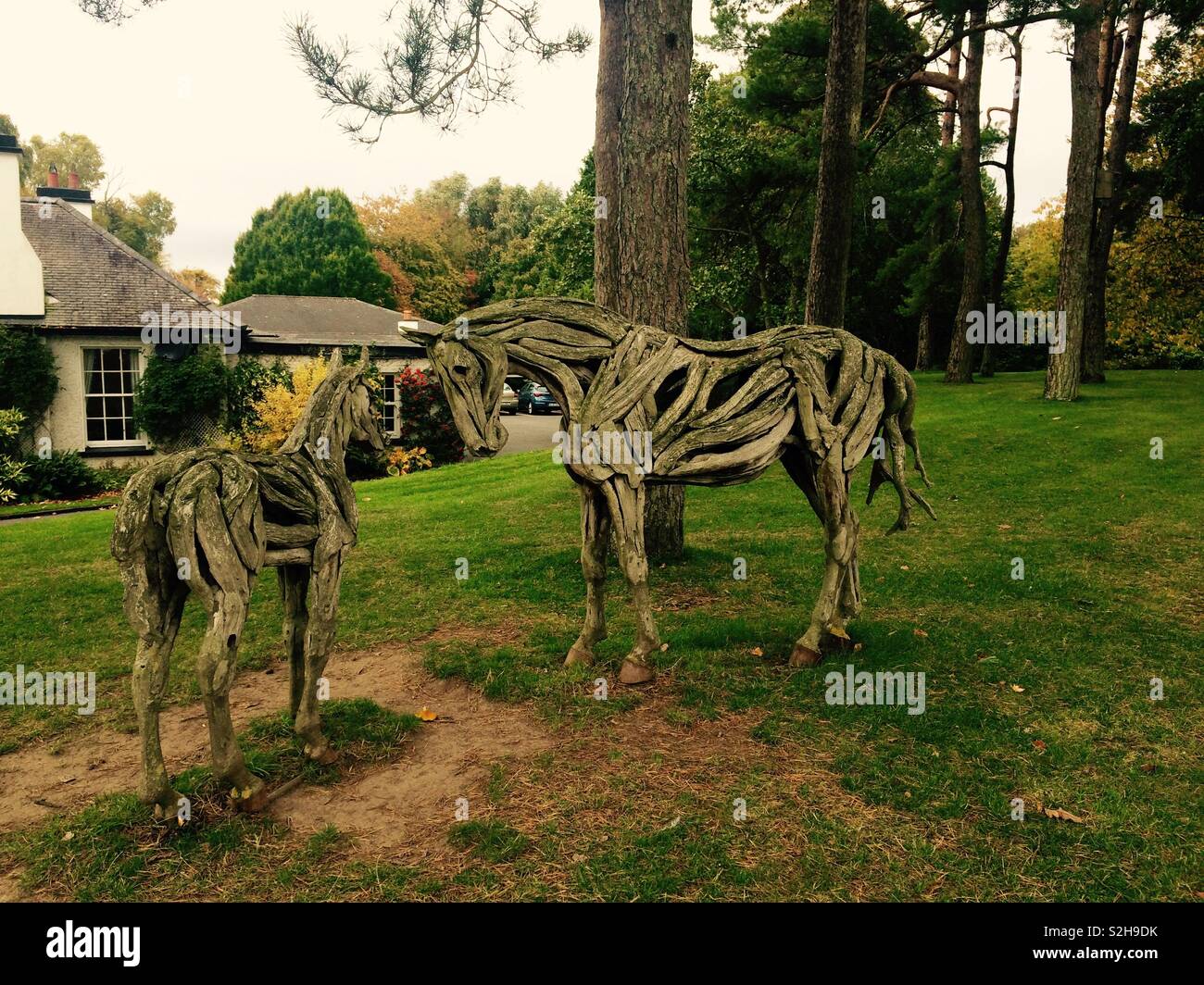 Cavalli in legno scultura in giardini presso l' Irish National Stud a Kildare Irlanda Foto Stock