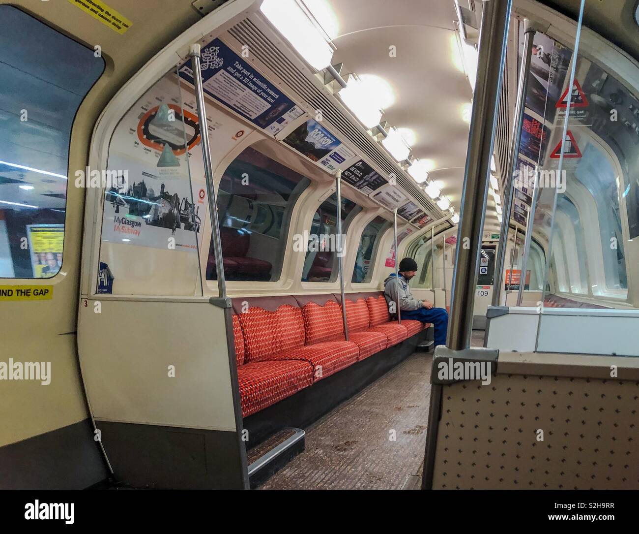 Glasgow Subway carrello e singolo passeggero. La Scozia. Regno Unito. Foto Stock