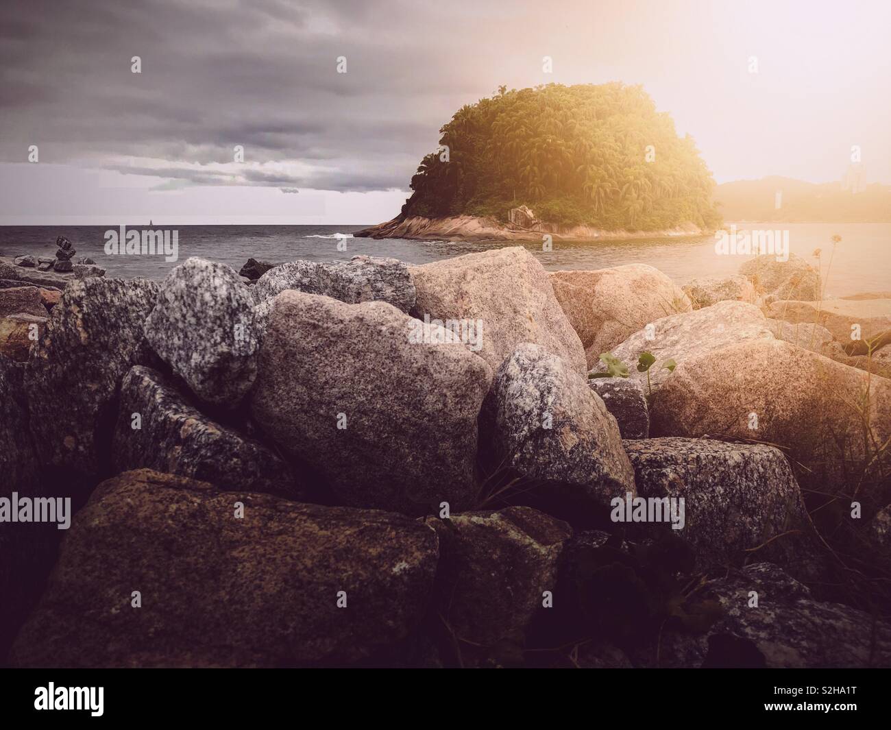 La piccola isola colpita dalla luce solare a Santos, SP/ Brasile Foto Stock