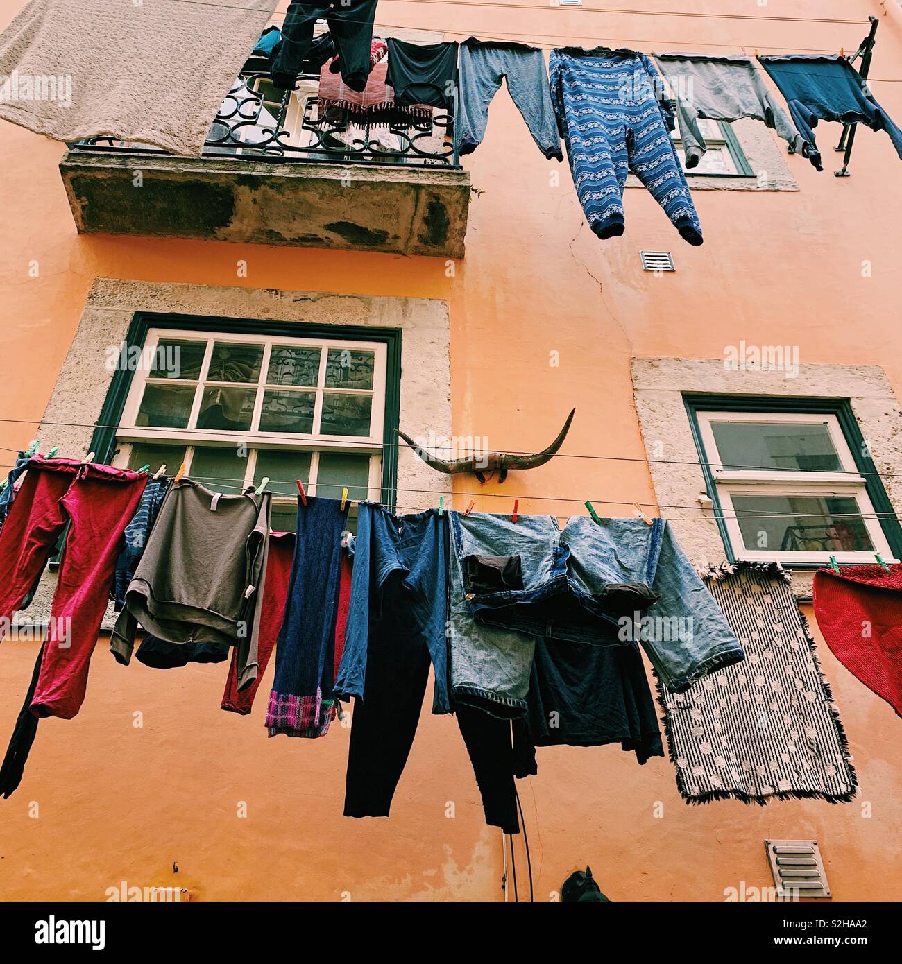 Servizio lavanderia pendenti davanti casa in alfama Lisbona Portogallo nel periodo di Natale 2018 Foto Stock