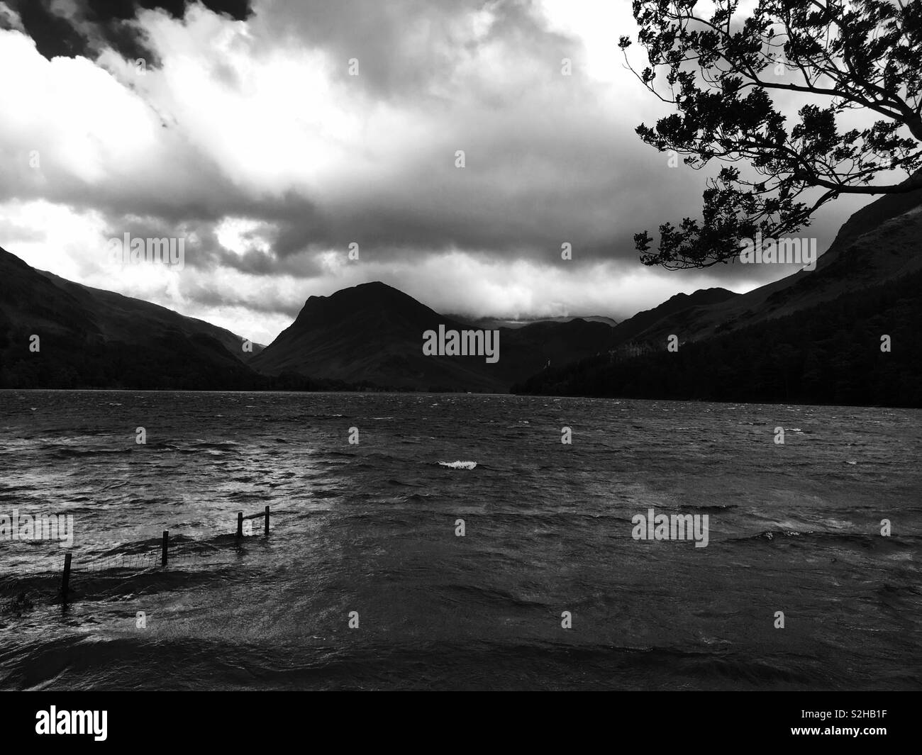 Moody meteo nel distretto del Lago Foto Stock