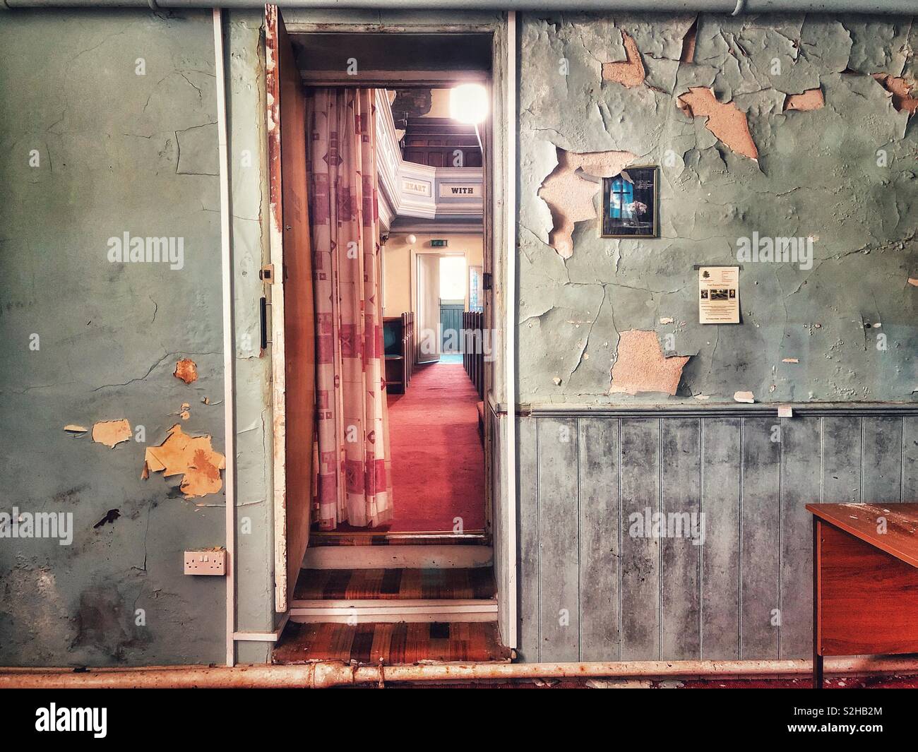 Porta in una vecchia chiesa abbandonati con peeling vernice sulle pareti. Foto Stock