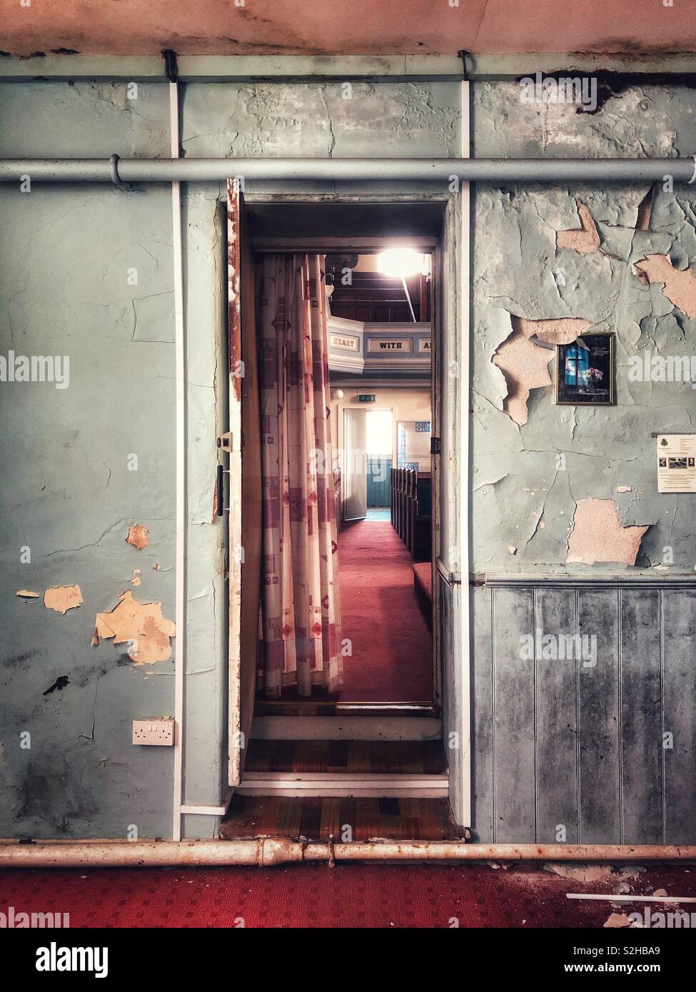 Porta in un negligente vecchia chiesa. Foto Stock