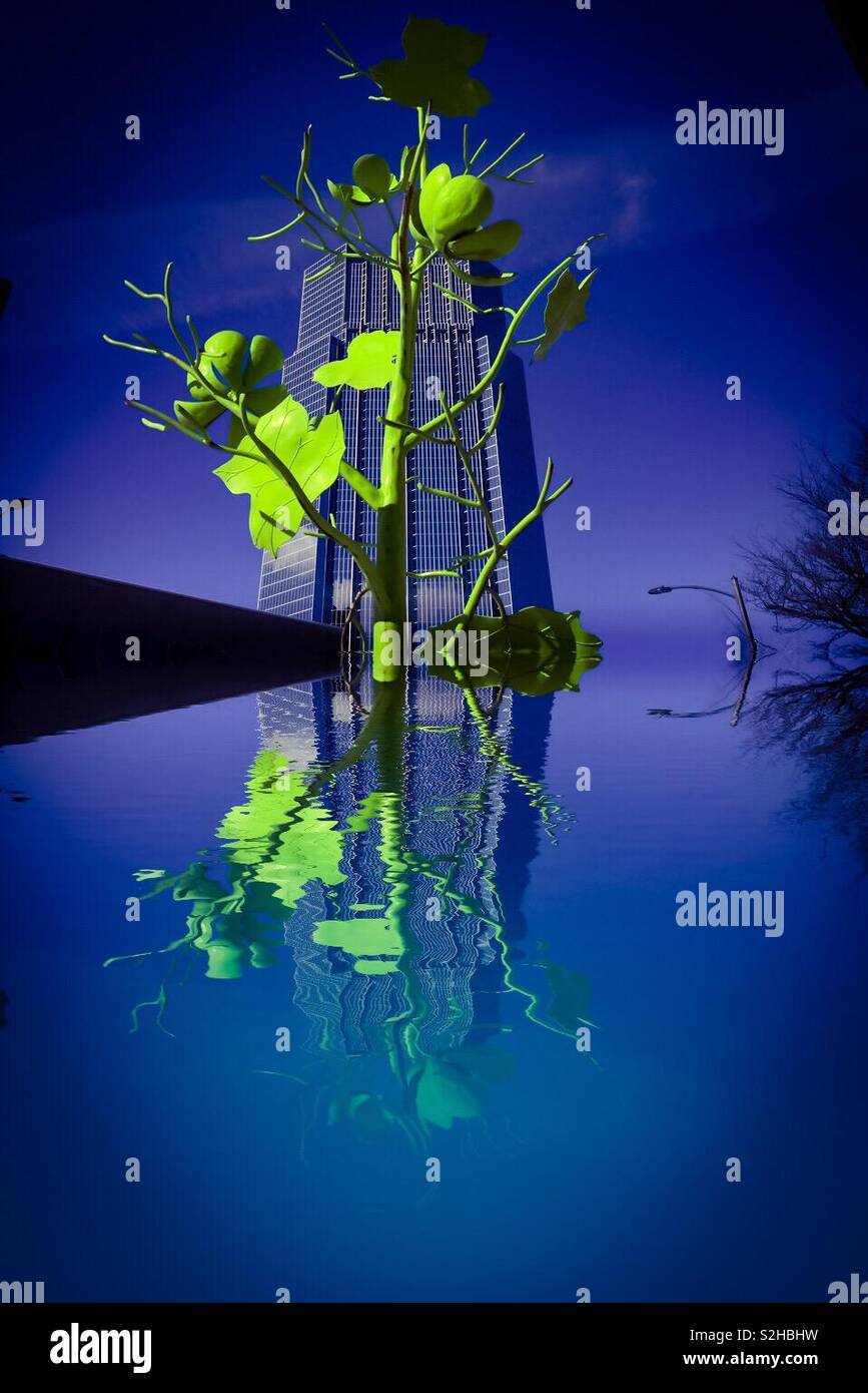 Arte moderna e architettura in un contesto urbano Foto Stock