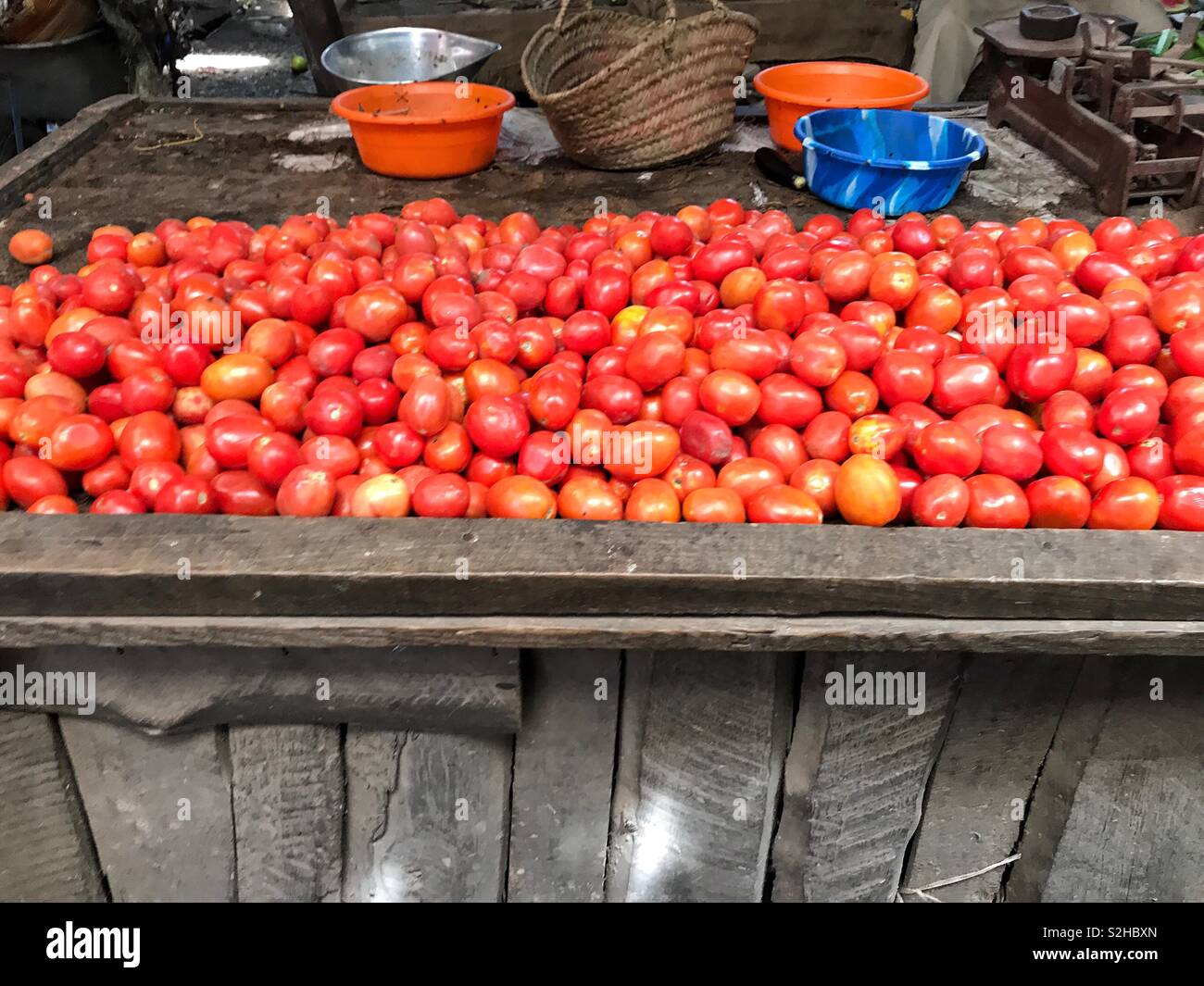 Pomodori per vendere al mercato - Immagine stock catturata con smartphone