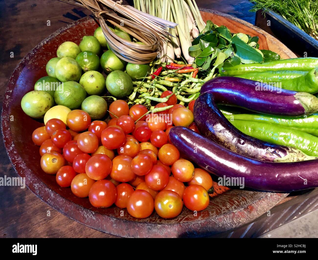 Piatto di verdure fresche e frutta pronti per la cottura - Immagine stock catturata con smartphone