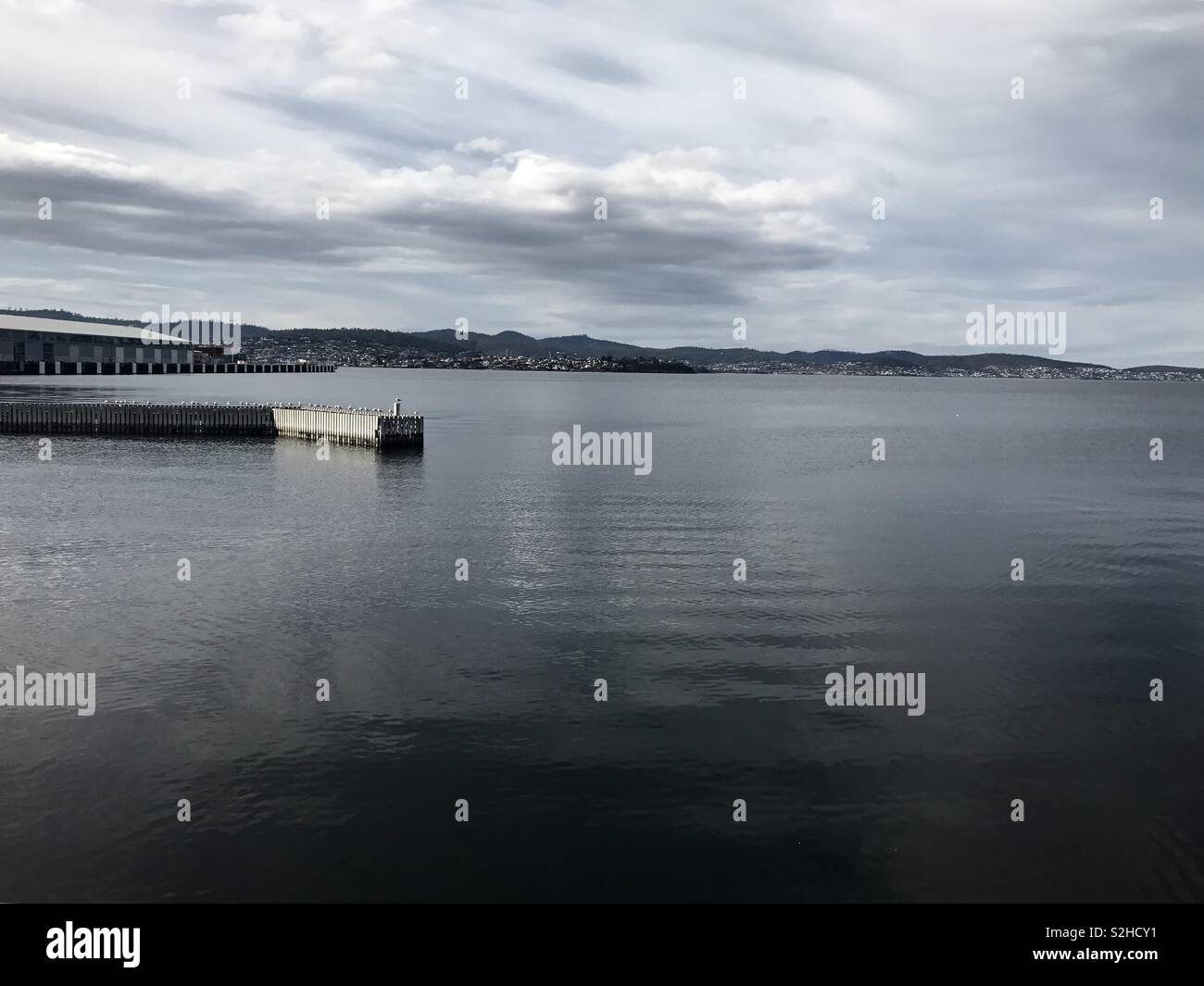 Il molo vuoto su un mare calmo, Hobart, Tasmania, Australia Foto Stock