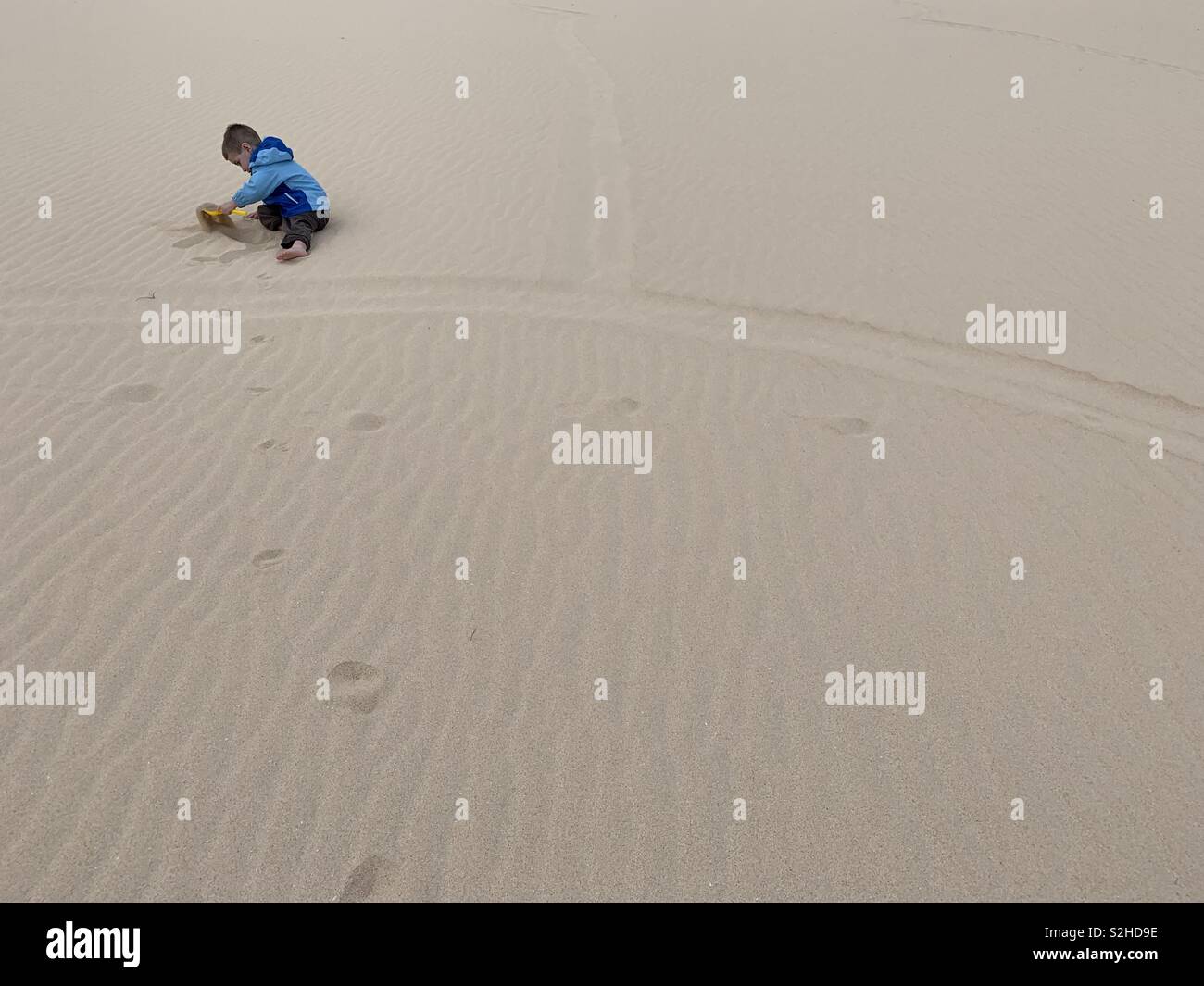 Corralejo bambini che giocano con la sabbia Fuerteventura Isole Canarie Foto Stock