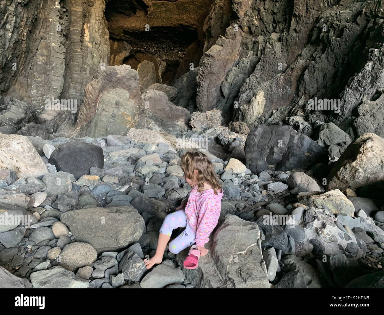 I bambini ad esplorare una grotta Ajuy Fuerteventura Foto Stock