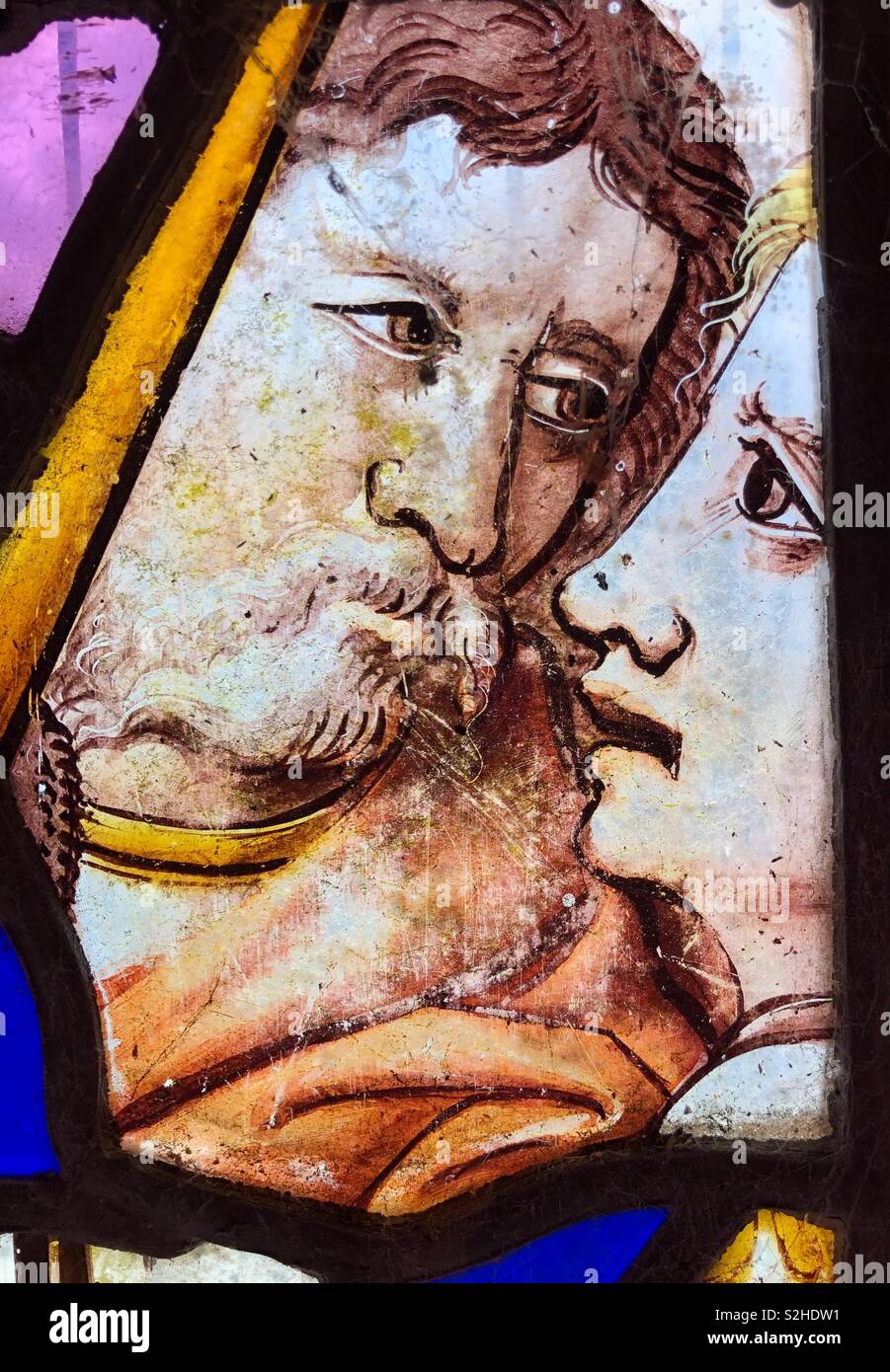 Un frammento conservato di coloratissimi medieval vetrata raffigurante un uomo e una donna in un colloquio intenso e privato scambio. - Immagine stock catturata con smartphone