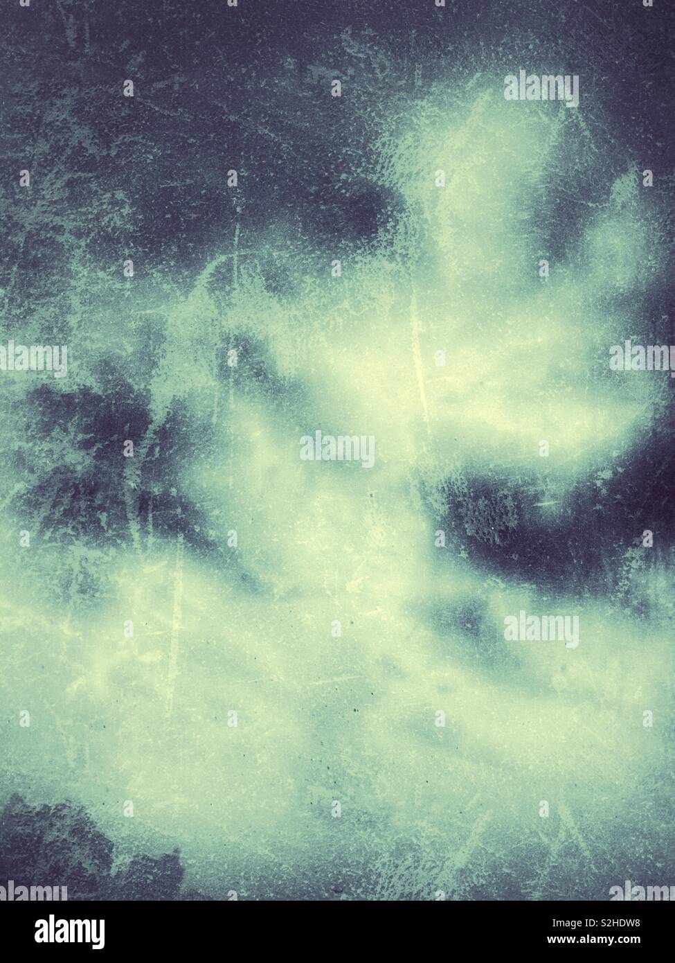 Nuvole scure in una notte di tempesta Foto Stock