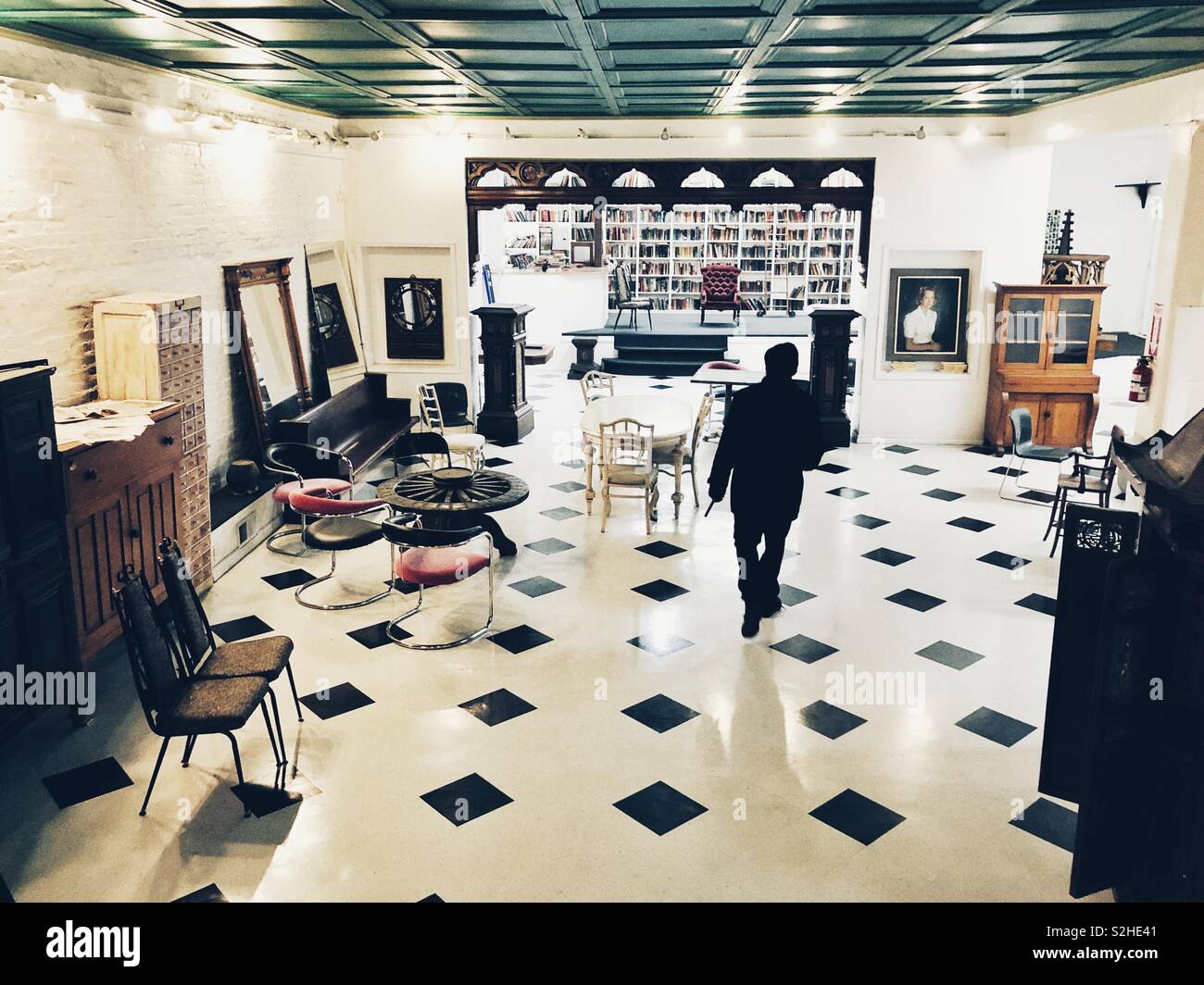 Passeggiare in un centro commerciale di antiquariato Foto Stock