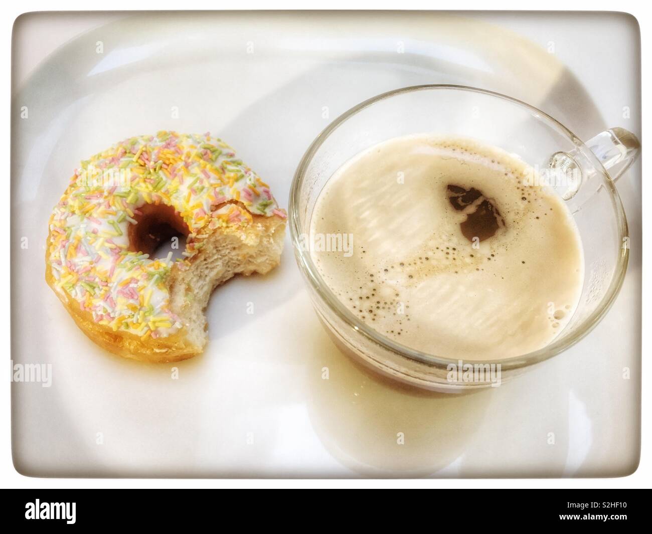 Anello ciambella con il caffè - Immagine stock catturata con smartphone